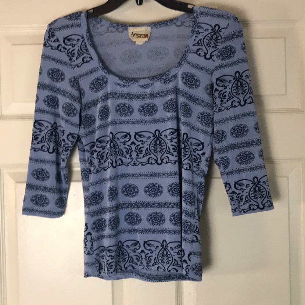 Cute 3/4 sleeve print top in blue by Deca sz M